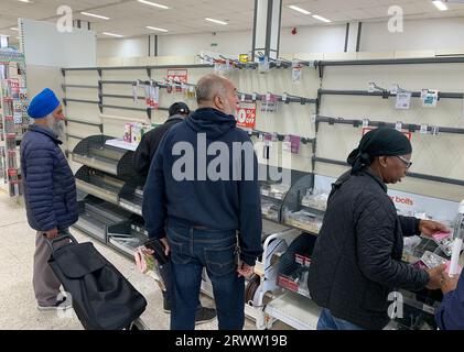 Slough, Großbritannien. September 2023. Die meisten Regale waren heute leer im Wilko Store in Slough, Berkshire. Das Geschäft schließt heute zum letzten Mal, und der verbleibende Lagerbestand wurde nach der Verwaltung von Wilko mit bis zu 80 % Rabatt verkauft. PwC, die Administratoren von Wilko, sollen die Auszahlung von Dividenden in Höhe von £ 77 Mio. in den letzten zehn Jahren vor der Verwaltung des Unternehmens überprüfen. Die Untersuchung wird wegen eines Defizits von 56 Millionen Pfund im Wilko-Pensionsfonds durchgeführt. Am Change.org wurde auch eine Petition für die Wilko-Mehrheitsaktionärin Lisa Wilkinson eingeleitet Stockfoto