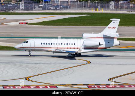 Chicago, USA - 4. Mai 2023: Jet Aviation Flight Services Dassault Falcon 7X Flugzeug am Chicago Midway Airport (MDW) in den USA. Stockfoto