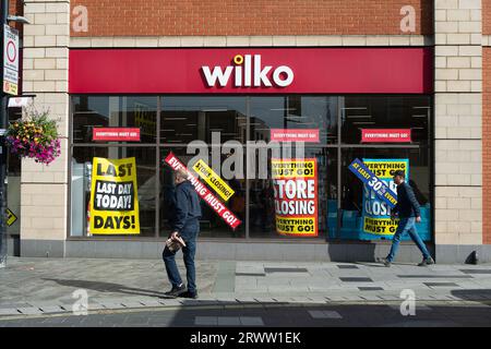 Slough, Großbritannien. September 2023. Die meisten Regale waren heute leer im Wilko Store in Slough, Berkshire. Das Geschäft schließt heute zum letzten Mal, und der verbleibende Lagerbestand wurde nach der Verwaltung von Wilko mit bis zu 80 % Rabatt verkauft. PwC, die Administratoren von Wilko, sollen die Auszahlung von Dividenden in Höhe von £ 77 Mio. in den letzten zehn Jahren vor der Verwaltung des Unternehmens überprüfen. Die Untersuchung wird wegen eines Defizits von 56 Millionen Pfund im Wilko-Pensionsfonds durchgeführt. Am Change.org wurde auch eine Petition für die Wilko-Mehrheitsaktionärin Lisa Wilkinson eingeleitet Stockfoto