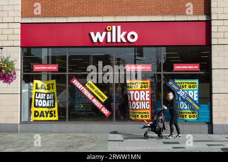 Slough, Großbritannien. September 2023. Die meisten Regale waren heute leer im Wilko Store in Slough, Berkshire. Das Geschäft schließt heute zum letzten Mal, und der verbleibende Lagerbestand wurde nach der Verwaltung von Wilko mit bis zu 80 % Rabatt verkauft. PwC, die Administratoren von Wilko, sollen die Auszahlung von Dividenden in Höhe von £ 77 Mio. in den letzten zehn Jahren vor der Verwaltung des Unternehmens überprüfen. Die Untersuchung wird wegen eines Defizits von 56 Millionen Pfund im Wilko-Pensionsfonds durchgeführt. Am Change.org wurde auch eine Petition für die Wilko-Mehrheitsaktionärin Lisa Wilkinson eingeleitet Stockfoto