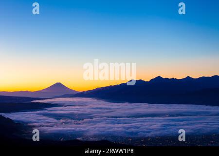 Mt. Fuji von Takabotchi Plateau, den südlichen Alpen und dem Wolkenmeer Stockfoto