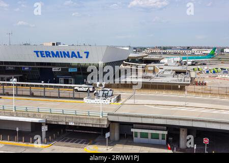 New York, Vereinigte Staaten - 12. Mai 2023: Terminal 7 des New York JFK Airport in den Vereinigten Staaten. Stockfoto