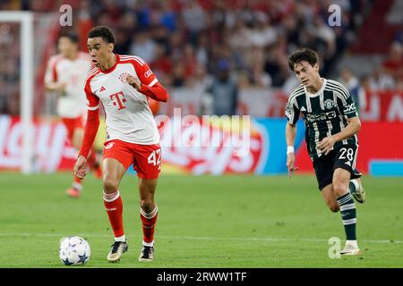 München, Deutschland. September 2023. v. li. Jamal Musiala (FC Bayern München, 42) und Facundo Pellistri (Manchester United, 28), Fussball, UEFA Champions League, Bayern M?nchen - Manchester United am 20.9.2023 in der Münchner Allianz Arena. DFL-VORSCHRIFTEN VERBIETEN DIE VERWENDUNG VON FOTOS ALS BILDSEQUENZEN UND/ODER QUASI-VIDEO. Quelle: dpa/Alamy Live News Stockfoto