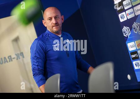 Darmstadt, Deutschland. September 2023. Darmstadt am 21.09.2023, SV Darmstadt 98 Mediengespräch vor dem Auswärtsspiel beim VfB Stuttgart mit Torsten Lieberknecht (SV Darmstadt 98) auf dem weg zur Pressekonferenz (DFL-VORSCHRIFTEN VERBIETEN DIE VERWENDUNG VON FOTOS ALS BILDSEQUENZEN UND/ODER QUASI-VIDEO) Credit: dpa/Alamy Live News Stockfoto