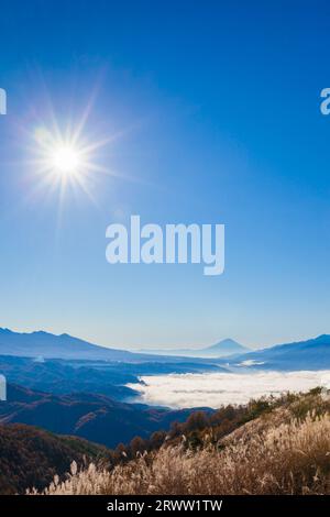 Mt. Fuji vom Takabotchi Plateau aus gesehen - Sonne und Wolkenmeer Stockfoto