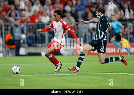 München, Deutschland. September 2023. v. li. Jamal Musiala (FC Bayern München, 42) und Victor Lindeloef (Manchester United, 2). Fussball, UEFA Champions League, Bayern M?nchen - Manchester United am 20.9.2023 in der Münchner Allianz Arena. DFL-VORSCHRIFTEN VERBIETEN DIE VERWENDUNG VON FOTOS ALS BILDSEQUENZEN UND/ODER QUASI-VIDEO. Quelle: dpa/Alamy Live News Stockfoto