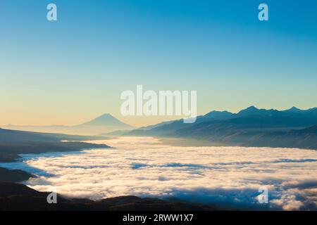 Mt. Fuji von Takabotchi Plateau, den südlichen Alpen und dem Wolkenmeer Stockfoto