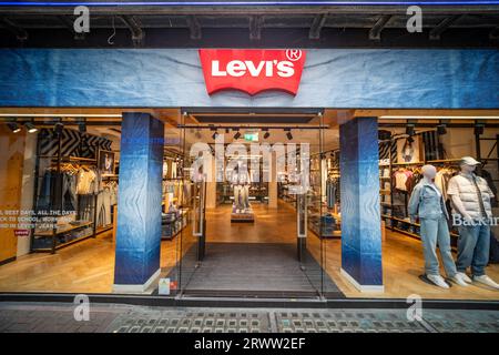 LONDON – 19. SEPTEMBER 2023: Levi’s Store in der Carnaby Street, ein Wahrzeichen des Modehandels Stockfoto