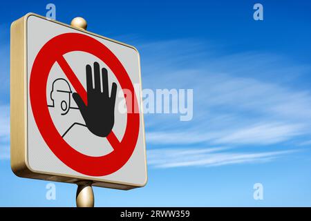 Nahaufnahme eines Hinweises „kein Zutritt“ oder „nicht eingeben“. Straßenschild vor einem klaren blauen Himmel mit Wolken und Kopierraum. Stockfoto