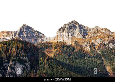 Berggipfel italienischer Alpen isoliert auf weißem Hintergrund. Brenta-Dolomiten (Dolomiti di Brenta) vom Tovel-See aus gesehen. Park von Adamello Brenta. Stockfoto