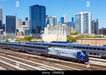 Chicago, Vereinigte Staaten - 3. Mai 2023: Skyline mit Amtrak Midwest Personenzug in der Nähe der Union Station in Chicago, Vereinigte Staaten. Stockfoto