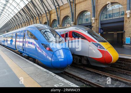 London, Vereinigtes Königreich - 29. April 2023: Azuma-Hochgeschwindigkeitszüge der London North Eastern Railway LNER und Lumo der FirstGroup in King's Cross Stockfoto