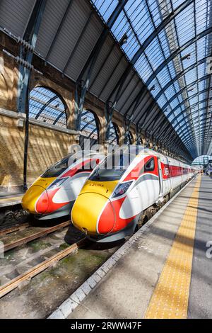 London, Vereinigtes Königreich - 29. April 2023: Azuma InterCity Hochgeschwindigkeitszug der London North Eastern Railway LNER am King's Cross Bahnhof portrai Stockfoto