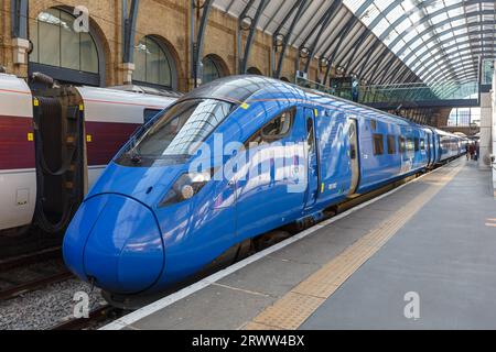 London, Vereinigtes Königreich - 29. April 2023: Lumo-Hochgeschwindigkeitszug der FirstGroup am Bahnhof King's Cross in London, Vereinigtes Königreich. Stockfoto