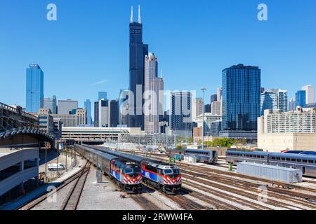 Chicago, USA - 3. Mai 2023: Skyline mit METRA Pendlerzügen öffentlicher Nahverkehr in der Nähe der Union Station in Chicago, USA. Stockfoto