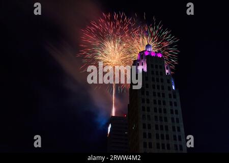 Spitze des Lincoln Tower mit violetten Lichtern und brillantem Feuerwerk am 4. Juli hinter dem Wolkenkratzer Stockfoto