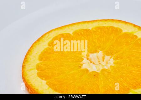 Orangefarbene Schicht auf weißem Hintergrund Nahaufnahme Makroansicht Stockfoto