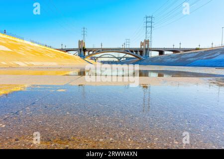 Weitwinkelblick auf zwei Brücken über den Los Angeles River an einem sonnigen Wintertag. Stockfoto