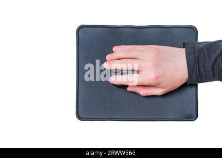 Draufsicht einer männlichen Hand mit einer Computermaus auf einem brandneuen Mauspad, isoliert auf weiß. Stockfoto