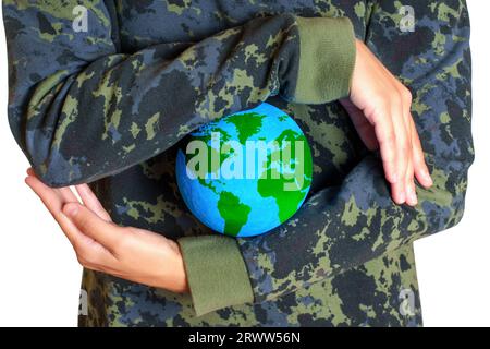 Eine Frau, die Tarnkleidung trägt, bedeckt einen tony-grünen Globus mit Händen isoliert auf weiß. Konzept für den Planetenschutz. Stockfoto