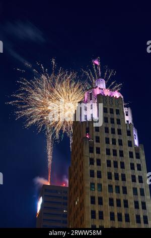 Downtown Fort Wayne Lincoln Tower mit violetten Lichtern und goldenem Feuerwerk am 4. Juli Stockfoto