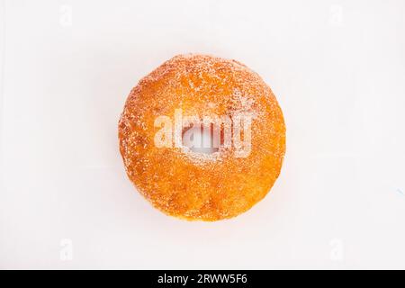Granulierter, zuckerbeschichteter Donut auf weißem Hintergrund, geradlinige Ansicht nach unten Stockfoto