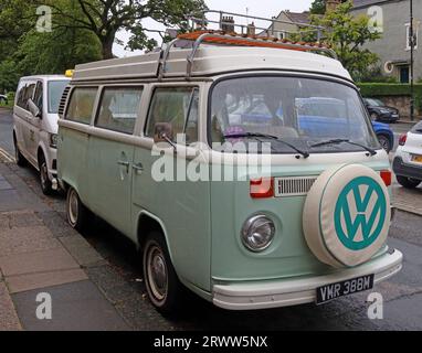 Ausgezeichnetes Beispiel für einen VW Camper Van aus dem Jahr 1973 - VMR 388M aus den 1970er Jahren, geparkt in Barnard Castle, County Durham, England, Großbritannien Stockfoto