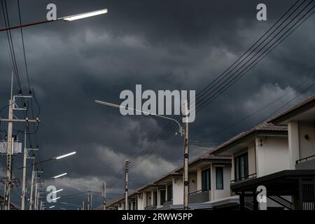 Regenwolken, vor starkem Regenwetter in der Stadt Stockfoto