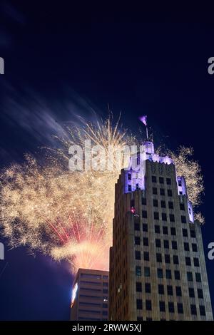 Am 4. Juli im Stadtzentrum von Fort Wayne Lincoln Tower mit violetten Lichtern und goldenem Feuerwerk am Nachthimmel Stockfoto