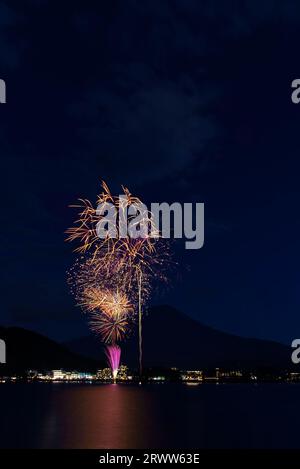 Nachtblick auf Mt. Fuji und das Feuerwerk beim Kawaguchiko Lake Festival Stockfoto