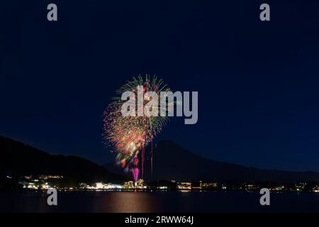 Nachtblick auf Mt. Fuji und das Feuerwerk beim Kawaguchiko Lake Festival Stockfoto