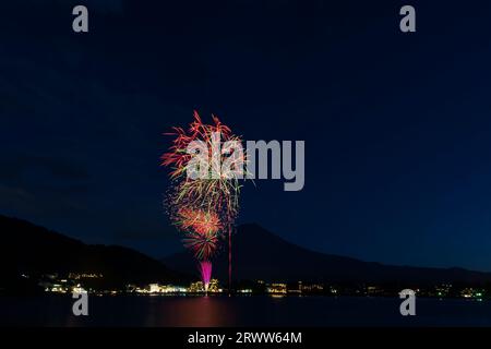 Nachtblick auf Mt. Fuji und das Feuerwerk beim Kawaguchiko Lake Festival Stockfoto