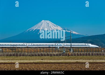 Fuji im blauen Himmel und Tokaido/Sanyo Shinkansen N700 Serie Stockfoto