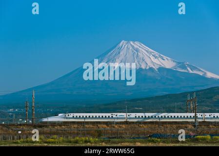 Fuji im blauen Himmel und Tokaido/Sanyo Shinkansen N700 Serie Stockfoto