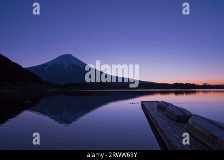 Mt. Fuji im Winter am Tanuki-See mit dem morgendlichen Glühen und auf dem Kopf des Mt. Stockfoto