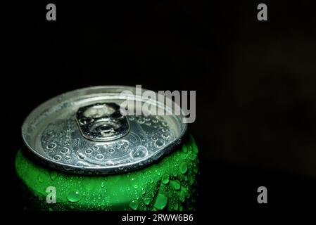 Eine Aluminiumdose auf schwarzem Hintergrund, Nahaufnahme, Makrofotografie, isoliert Stockfoto