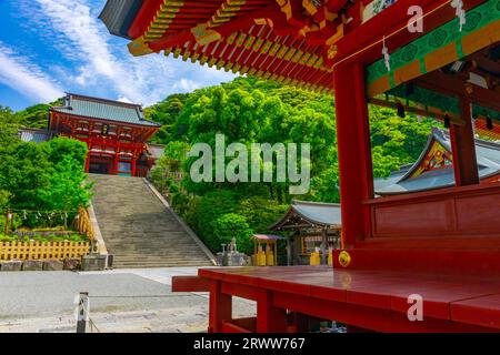 Hauptschrein und Maiten (Tanzsaal) des Tsuruoka Hachimangu-Schreins Stockfoto