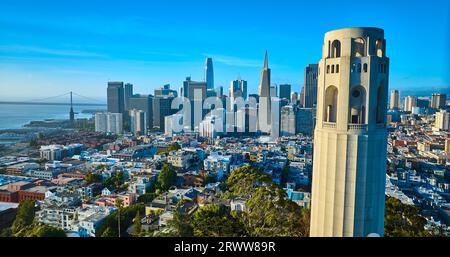 Aerial Coit Tower mit San Francisco Downtown im Hintergrund und Oakland Bay Bridge Stockfoto