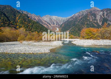 Die Berggipfel Hotaka und der Fluss Azusa Stockfoto