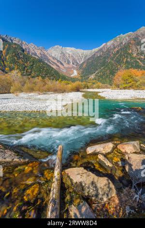 Die Berggipfel Hotaka und der Fluss Azusa Stockfoto