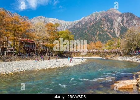 Die Berggipfel Hotaka und der Fluss Azusa Stockfoto