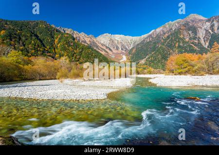 Die Berggipfel Hotaka und der Fluss Azusa Stockfoto