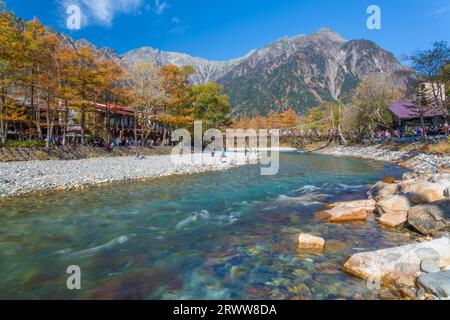 Die Berggipfel Hotaka und der Fluss Azusa Stockfoto