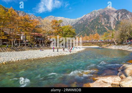 Die Berggipfel Hotaka und der Fluss Azusa Stockfoto