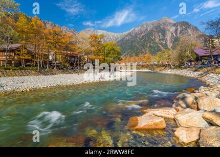 Die Berggipfel Hotaka und der Fluss Azusa Stockfoto