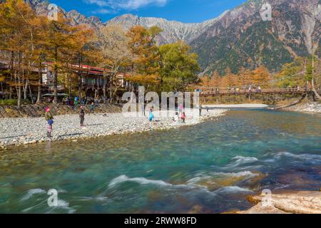 Die Berggipfel Hotaka und der Fluss Azusa Stockfoto