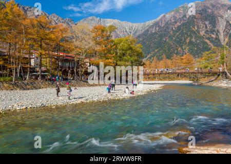 Die Berggipfel Hotaka und der Fluss Azusa Stockfoto