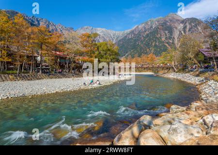 Die Berggipfel Hotaka und der Fluss Azusa Stockfoto