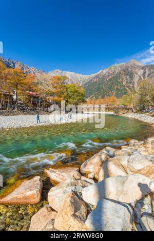 Die Berggipfel Hotaka und der Fluss Azusa Stockfoto