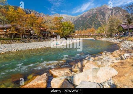 Die Berggipfel Hotaka und der Fluss Azusa Stockfoto